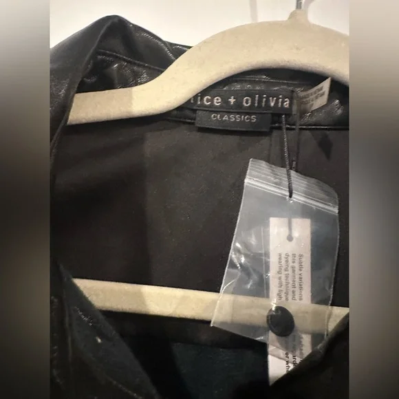 Alice + Olivia Nadine Vegan Top - Picture 5 of 7